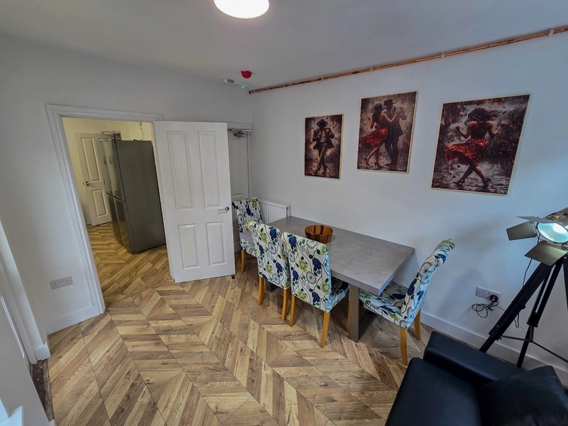 Sherwin Grove NG7– Modern 5 Bed Ensuite, Fully Renovated - Thumbnail 3